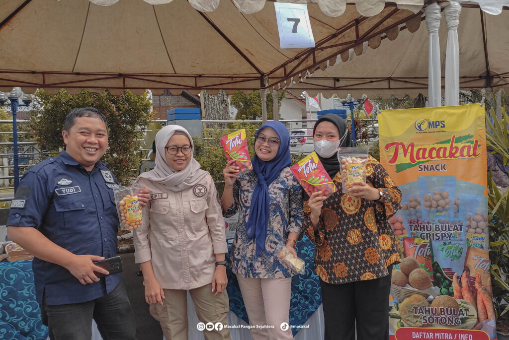 Pegawai dari BNN membeli produk TOFU BALL dan tahu crispy macakal