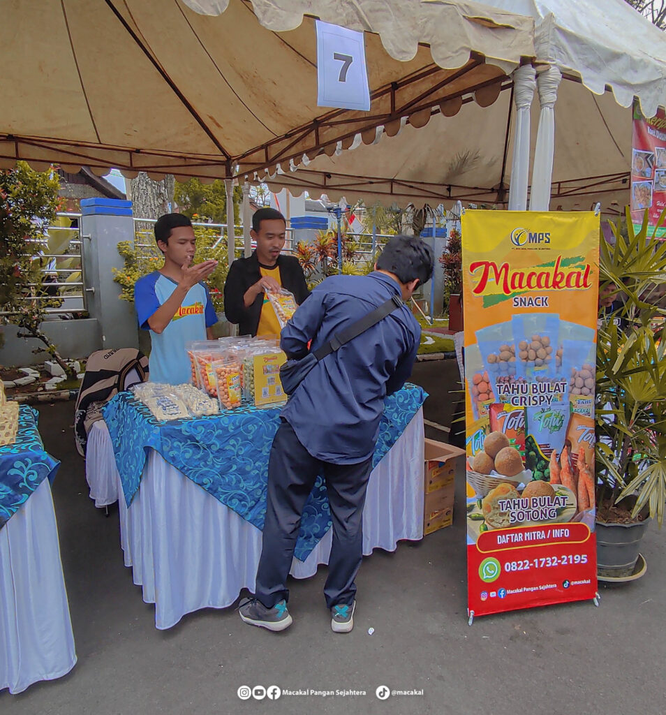 Pengunjung yang membeli produk Macakal di pameran KPP Pratama Ciamis