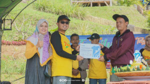 Pemberian Penghargaan dan Piagam Penghargaan dan Logam Mulya kepada Salah satu Karyawan