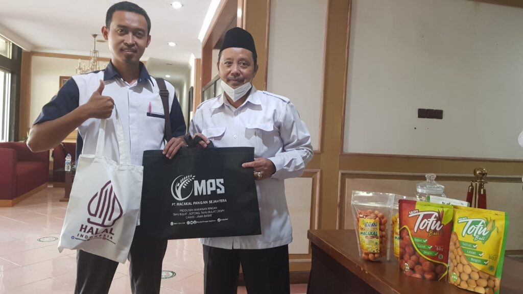 Semua produk macakal telah mempunyai label halal
