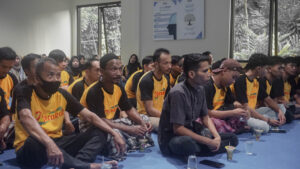 Karyawan bapak-bapak khusu mengikuti acara isra mi'raj